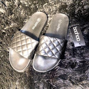 Black quilted pool slide NWT SIZE 41/10